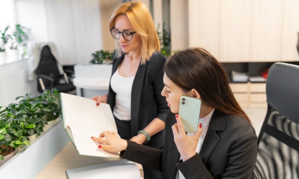 Pessoa a ser acompanhada num balcão de atendimento administrativo.