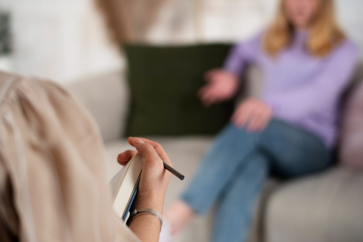 Psicólogo a conversar com paciente num ambiente calmo.