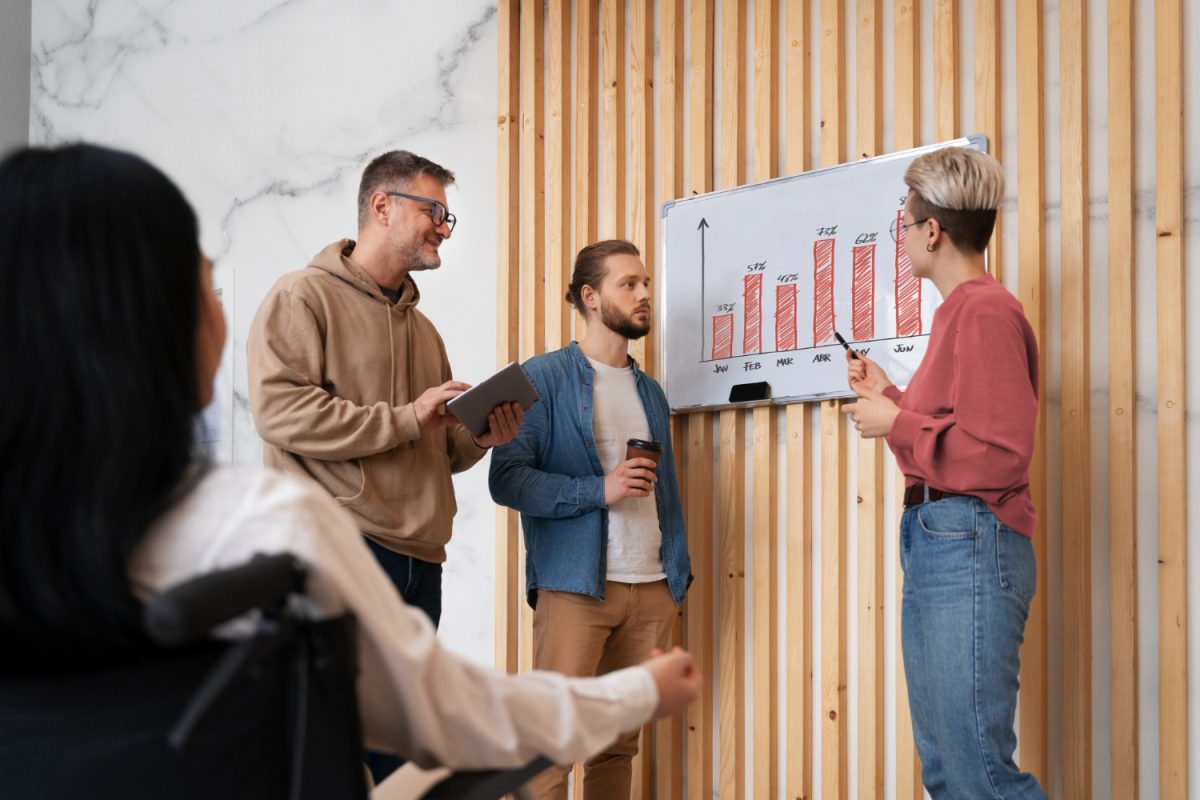 Empreendedor a apresentar ideia de negócio com gráfico.