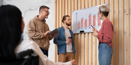 Empreendedor a apresentar ideia de negócio com gráfico.