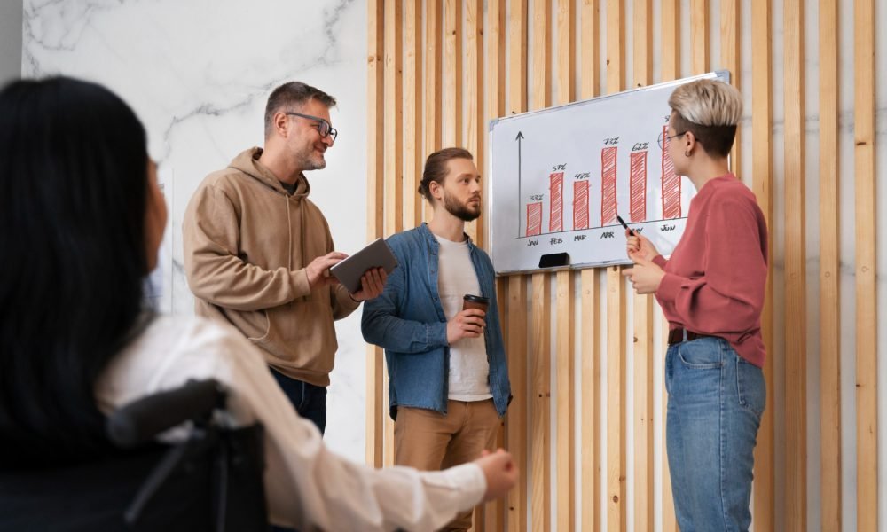 Empreendedor a apresentar ideia de negócio com gráfico.