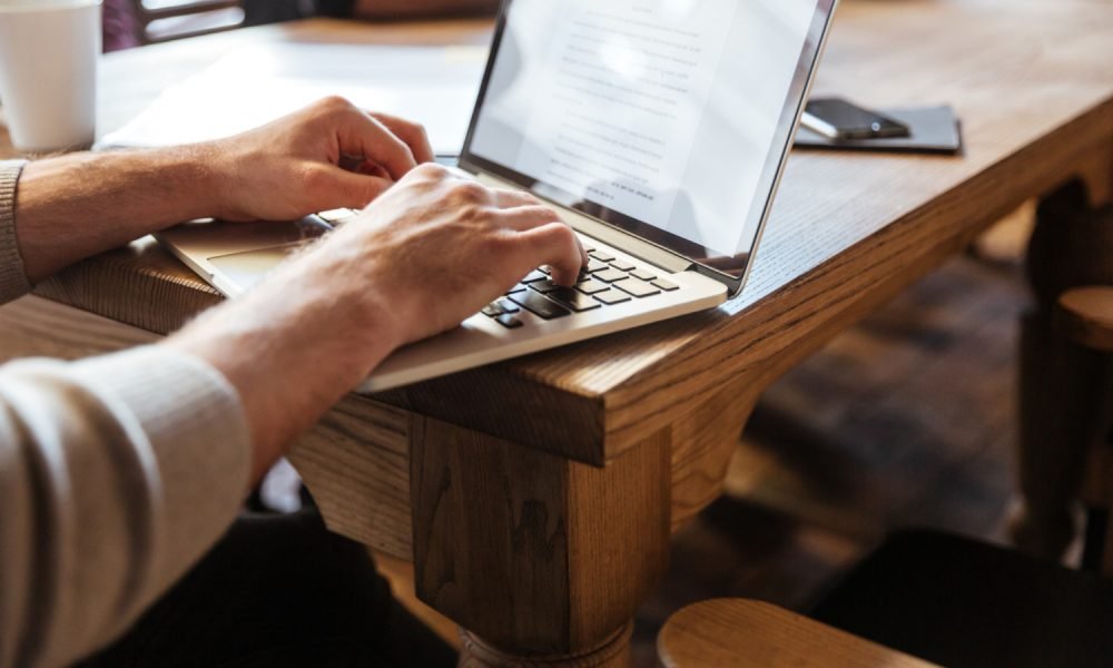 Candidato a emprego a preencher candidatura no computador.