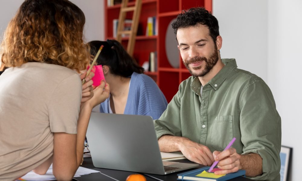 Professora com bloco a explicar a um grupo de alunos.