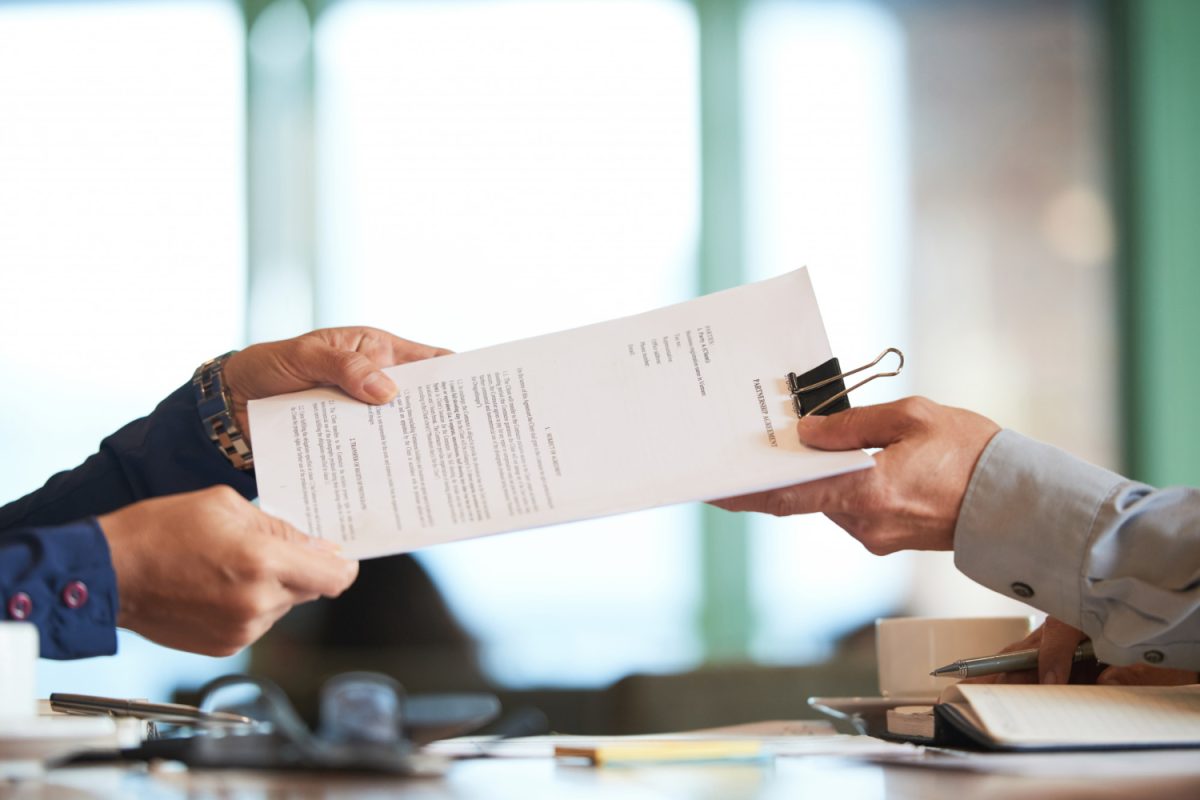 Advogado a mostrar cláusulas de contrato de habitação.