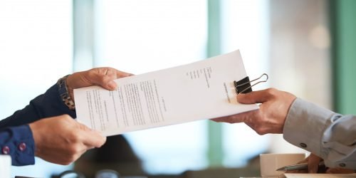 Advogado a mostrar cláusulas de contrato de habitação.