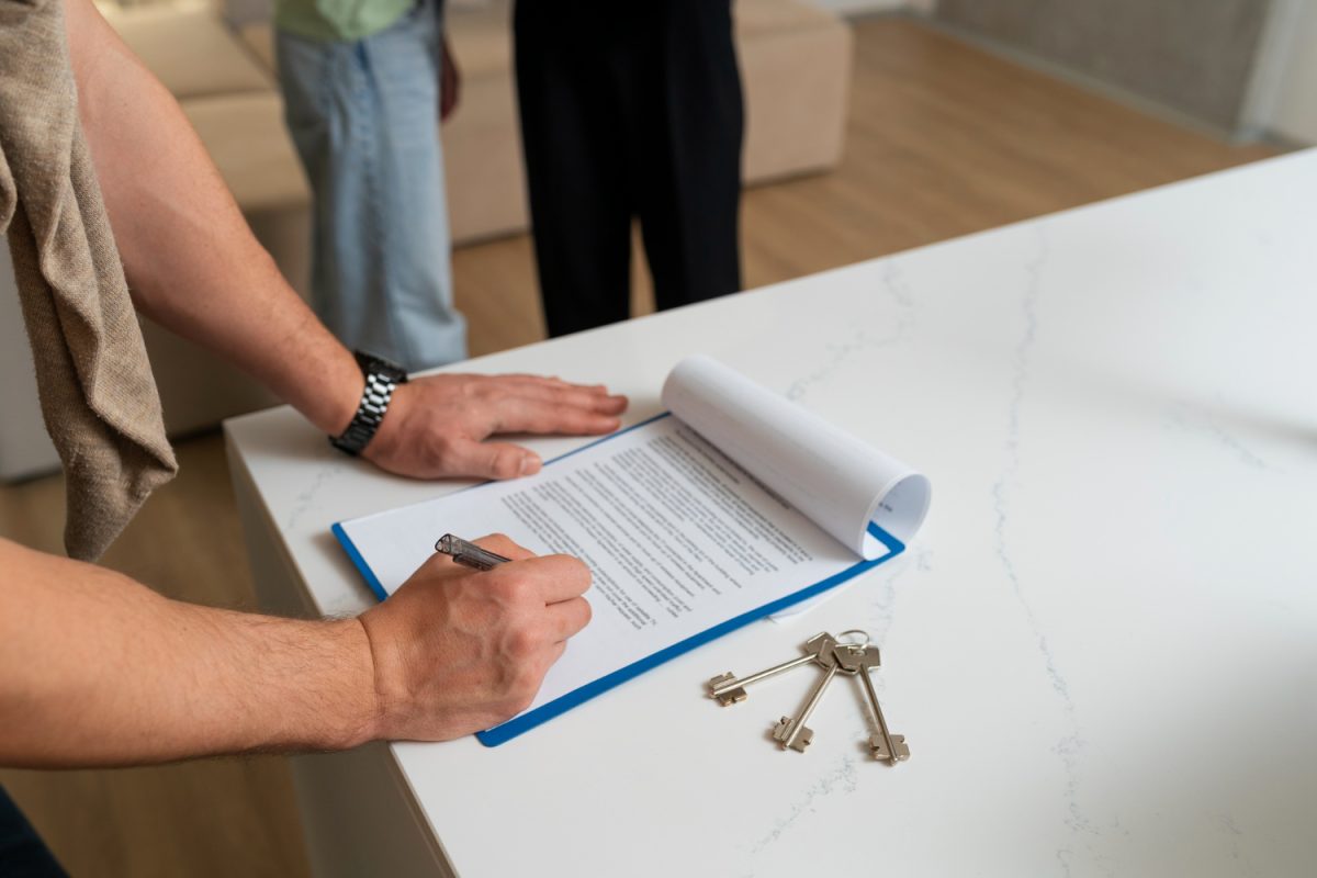 Profissional a acompanhar família numa visita a casa com contrato.