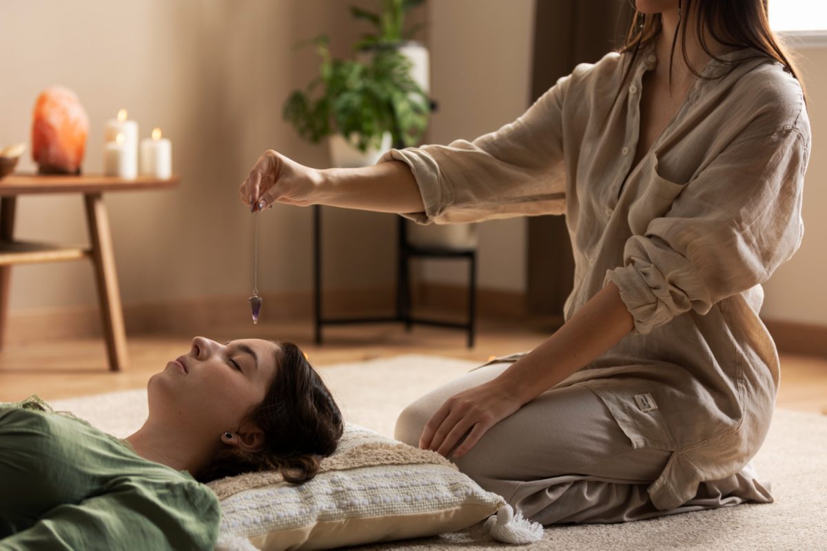 Terapeuta a realizar massagem num espaço tranquilo.