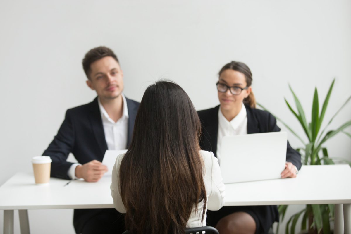Jovem em entrevista ou sessão com entidade de recrutamento.