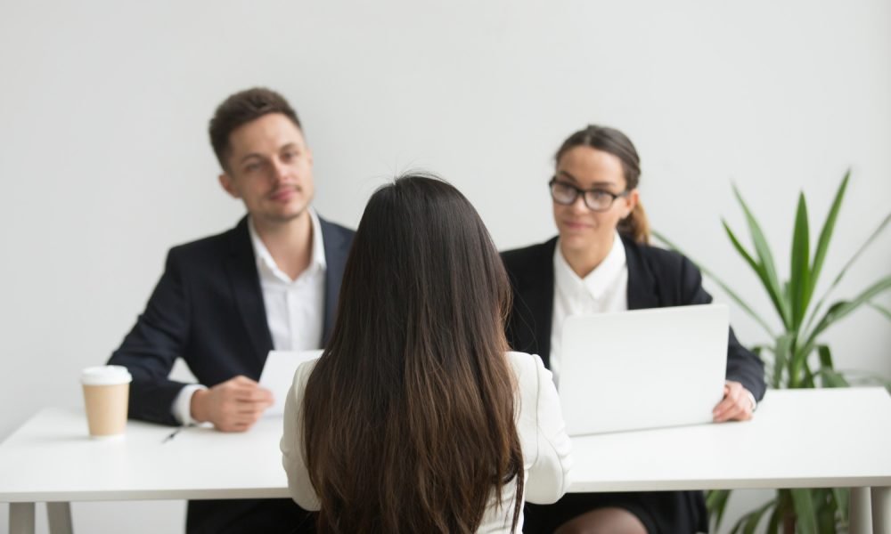Jovem em entrevista ou sessão com entidade de recrutamento.