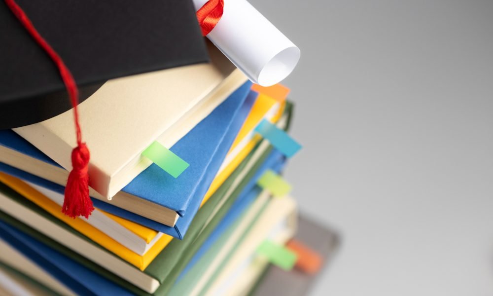 Jovem com mochila a entregar documentos escolares num balcão.