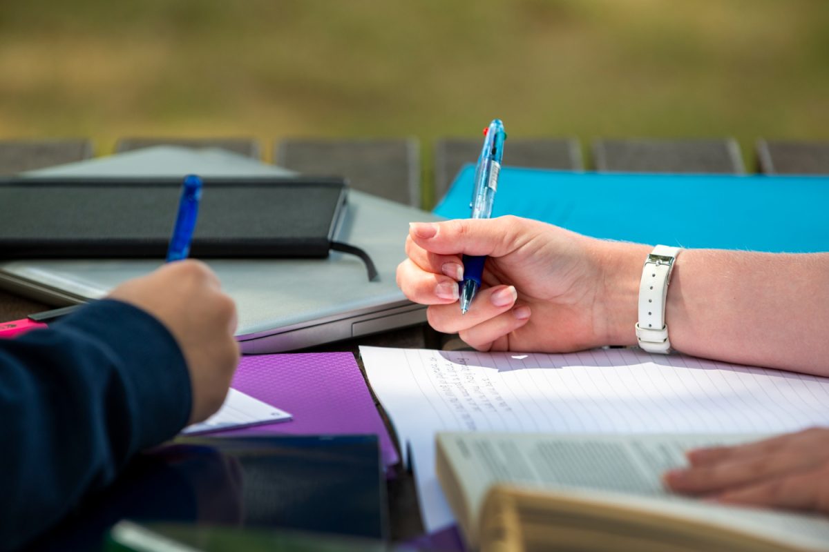 Aluna num centro de formação a preencher inscrição.