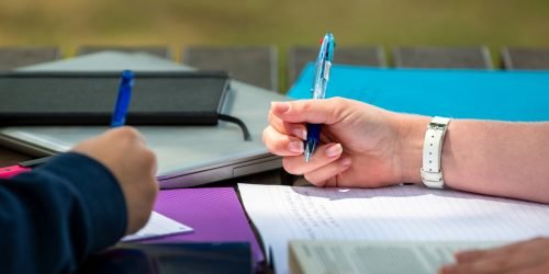 Aluna num centro de formação a preencher inscrição.