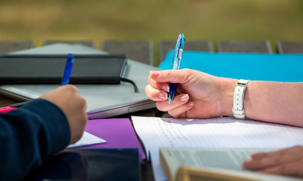 Aluna num centro de formação a preencher inscrição.