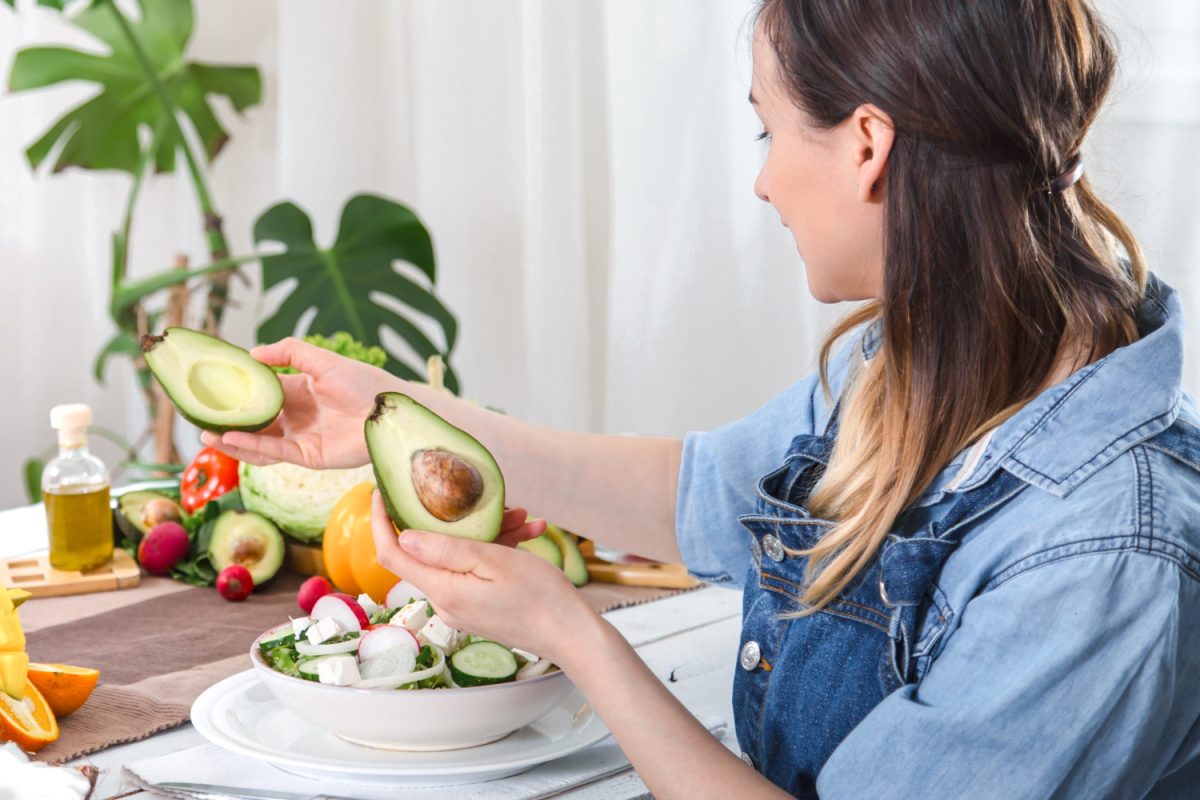 Nutricionista a mostrar plano alimentar a um paciente.