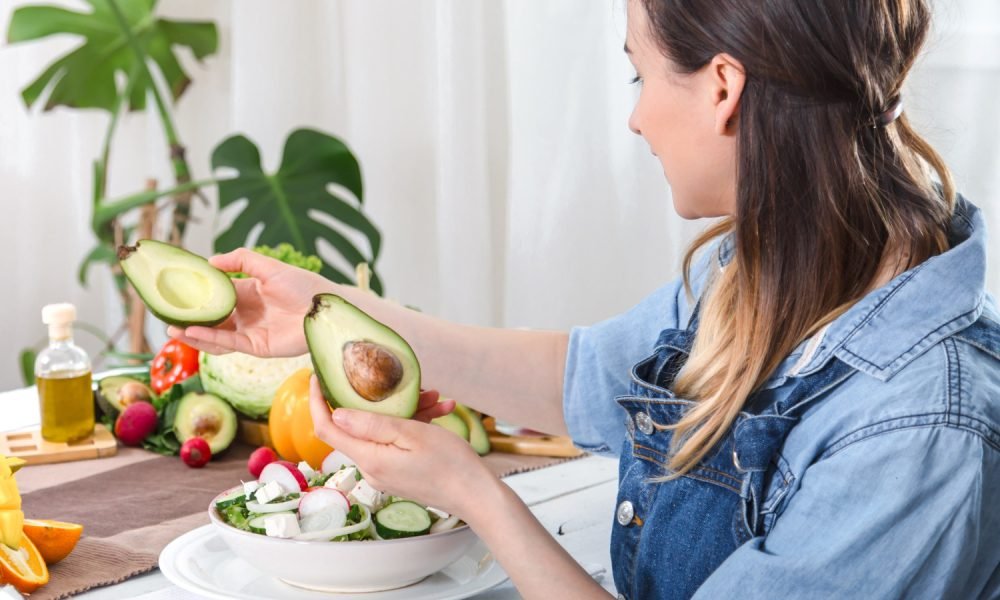 Nutricionista a mostrar plano alimentar a um paciente.