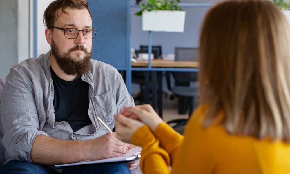 Sessão de orientação profissional com conselheiro e candidato.