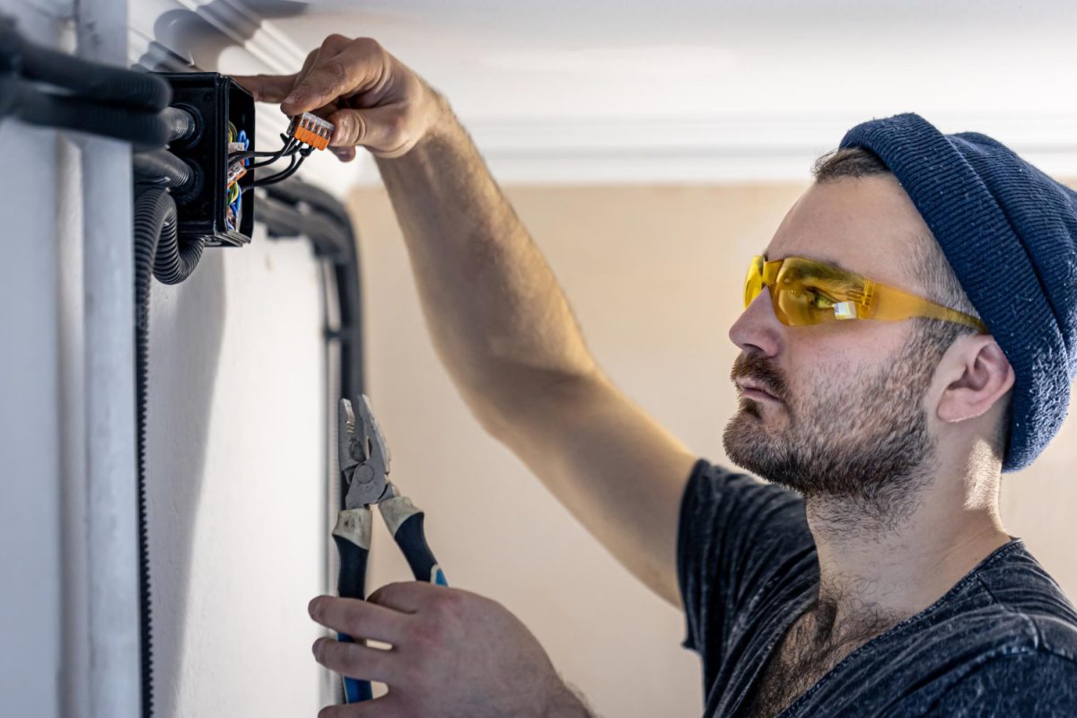 Técnico a instalar equipamento numa casa.