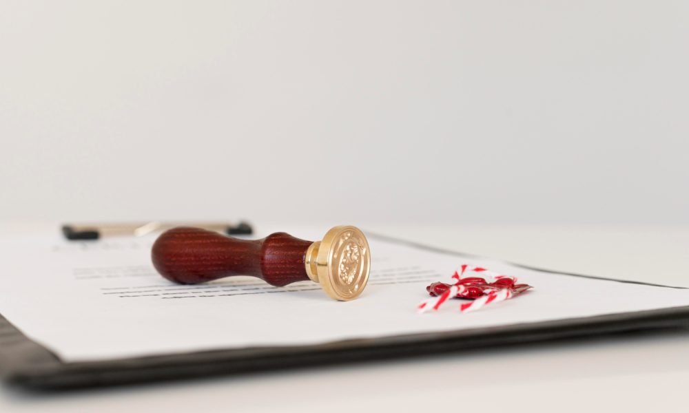 Documento jurídico a ser traduzido com carimbo oficial ao lado.